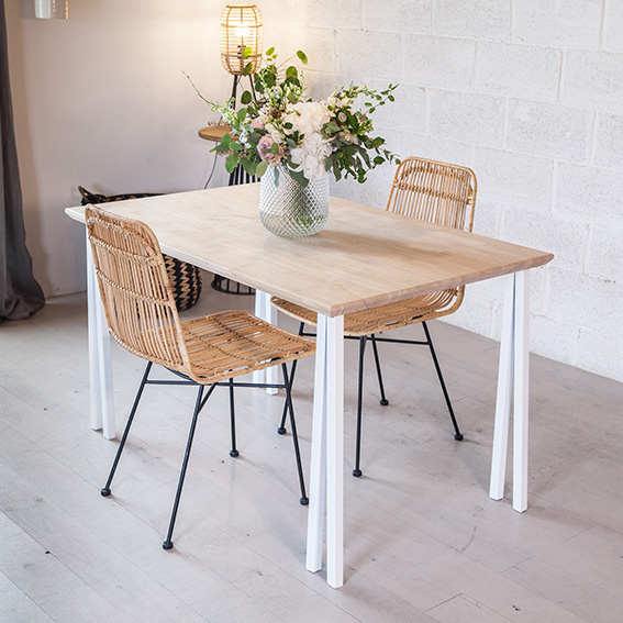 Table à manger avec pied carré