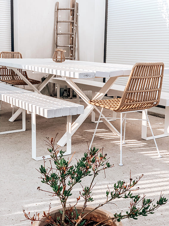 Banc et table blanc