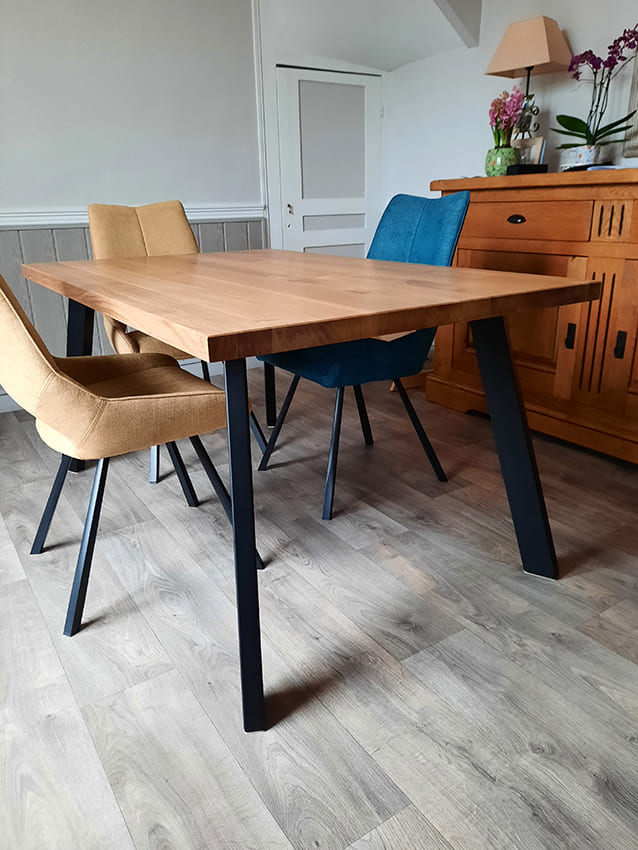 Table à manger avec pied noir positionné de biais