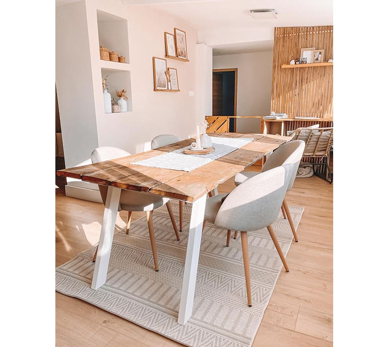 Table à manger avec pied blanc positionné dans la longueur