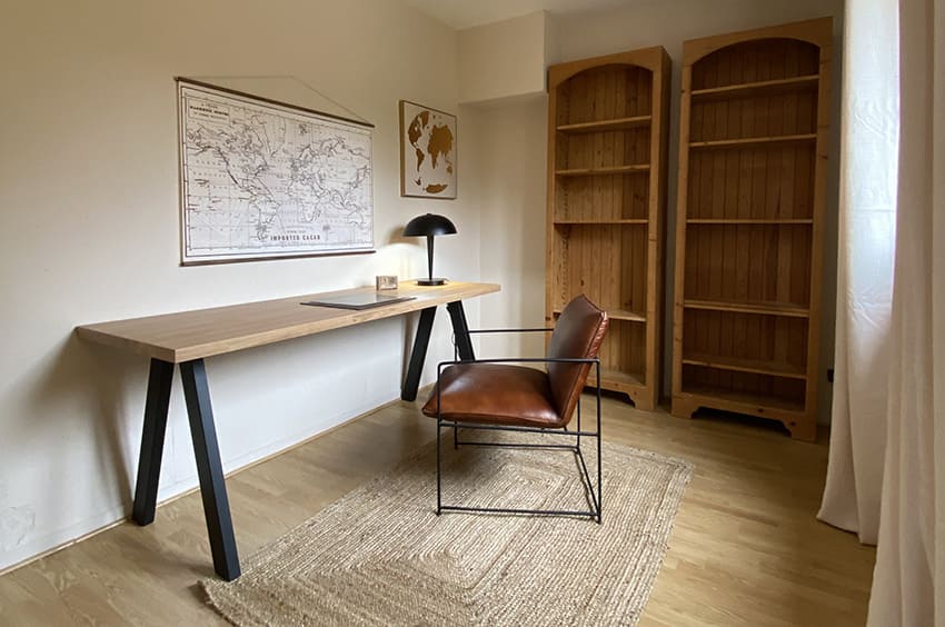 Bureau avec pied positionné type treteau