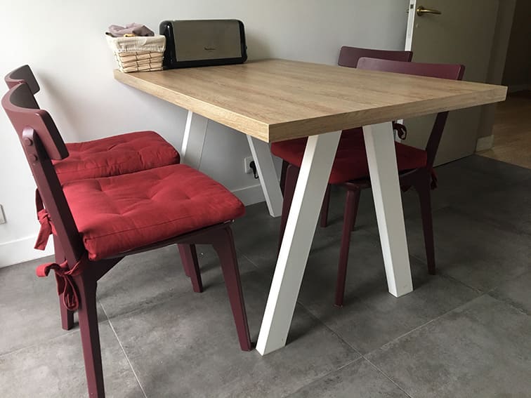 Table à manger avec pied blanc positionné dans la largeur