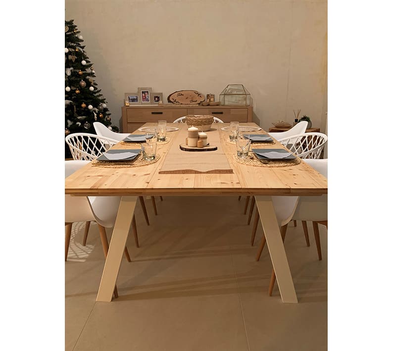 Table à manger avec pied blanc éloigné