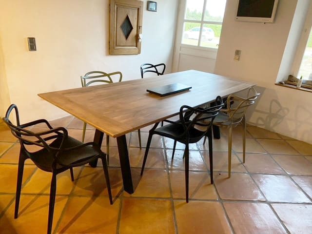 Table à manger avec pied noir positionné à l'intérieur du plateau
