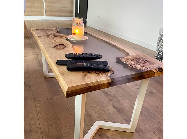 Table à manger en bois et résine translucide et pieds design