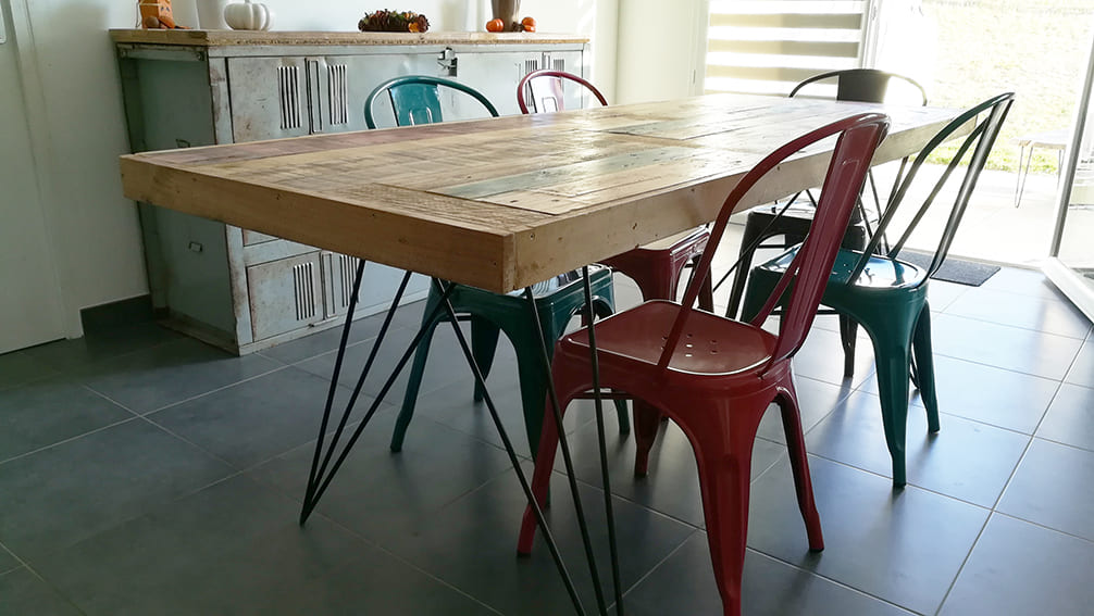 UNE TABLE À MANGER AVEC PLANCHE DE PALETTE