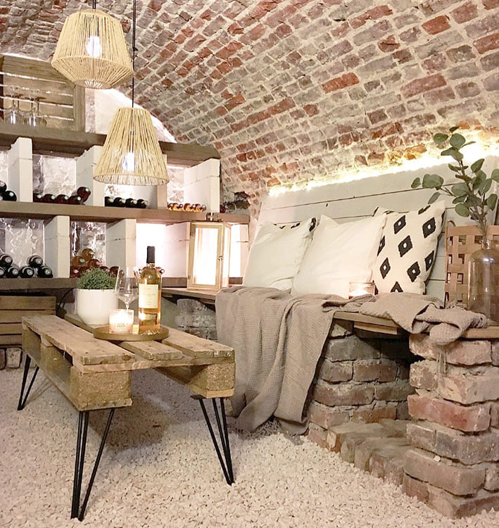 UNE DEMI-TABLE BASSE