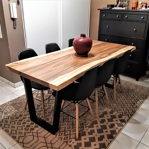 La table à manger industrielle aux pieds trapèze noir