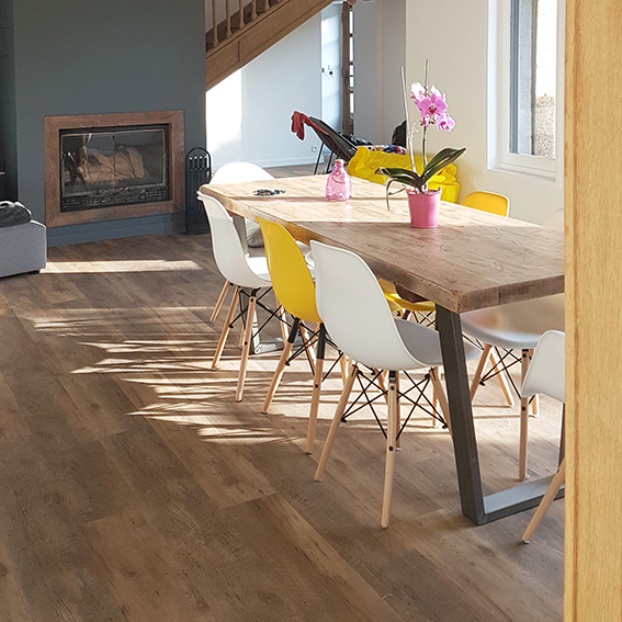 La table à manger industrielle aux pieds trapèze brut