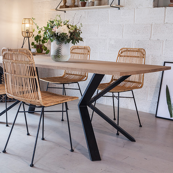 Dining table outlet central leg