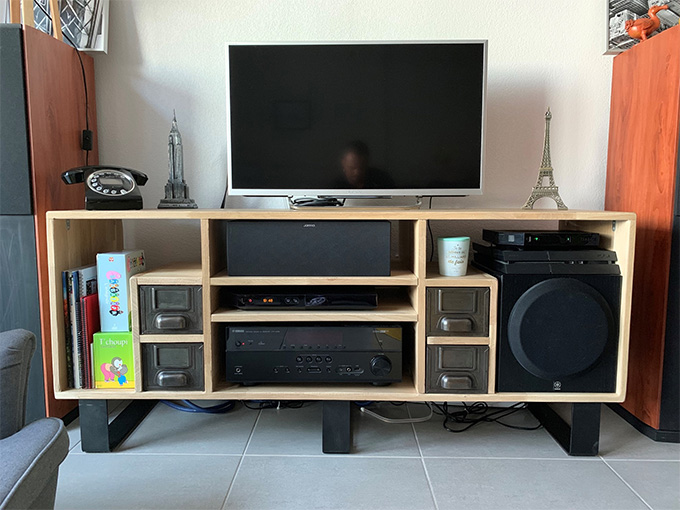 Créer un meuble TV avec des rangements adaptés