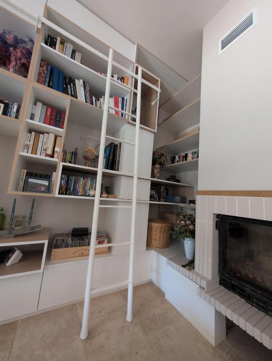 Echelle de bibliothèque ronde et blanche