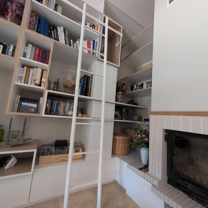 Echelle de bibliothèque ronde et blanche