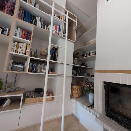 Echelle de bibliothèque ronde et blanche