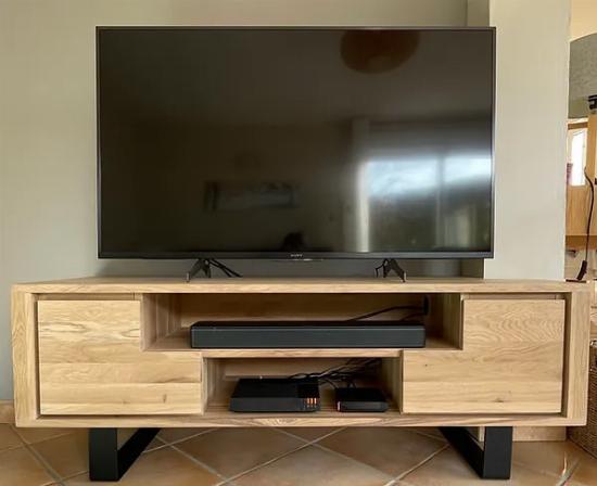 Pied pour surélever un meuble de télévision