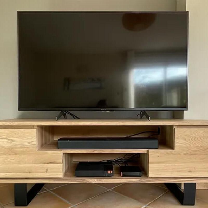 Pied pour surélever un meuble de télévision Pied pour surélever un meuble de télévision