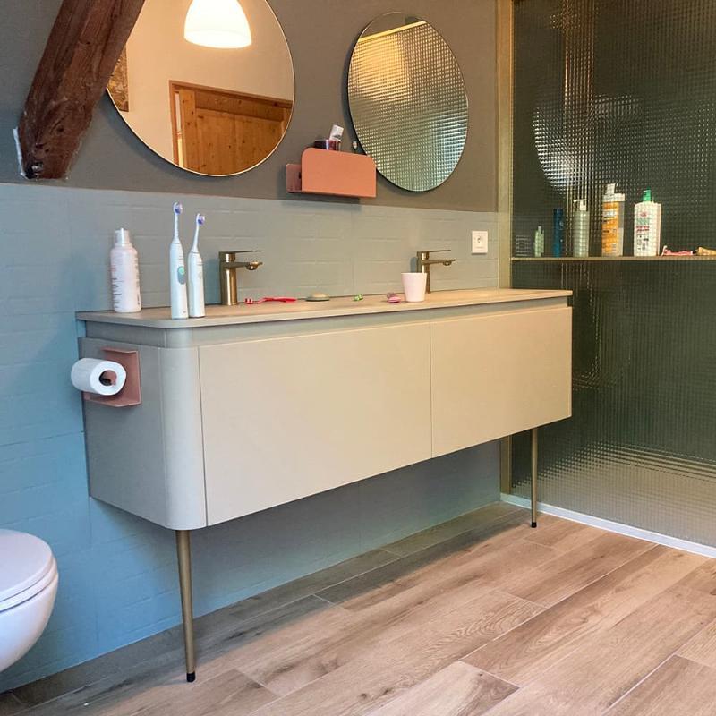 Meuble de salle de bain surélever vert pastel et doré