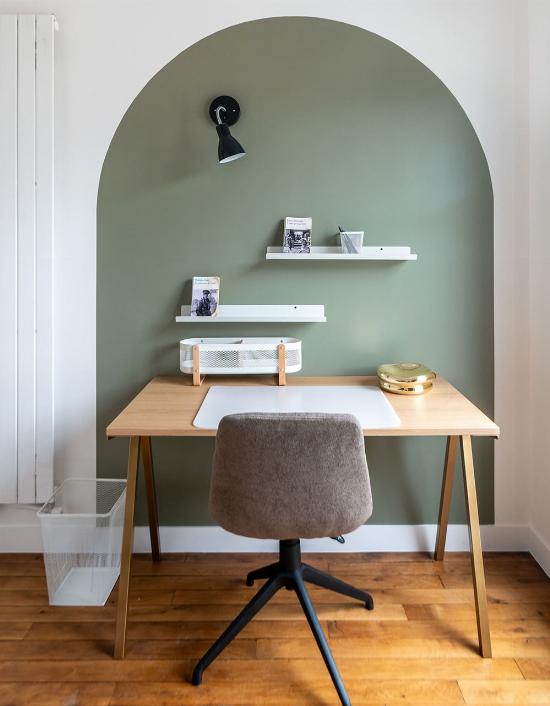 Bureau doré dans une chambre