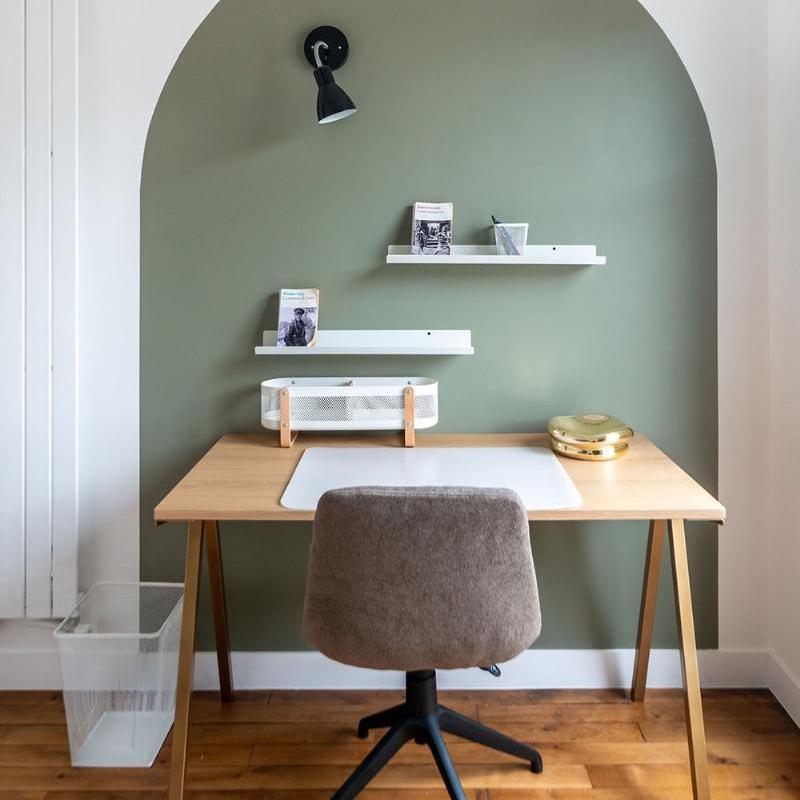 Bureau doré dans une chambre