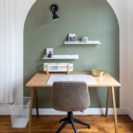 Bureau doré dans une chambre