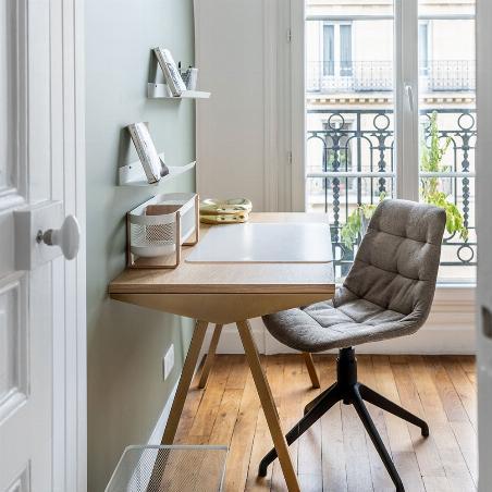 Bureau doré dans une chambre