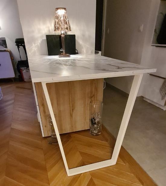 Ilot de cuisine blanc et marbre