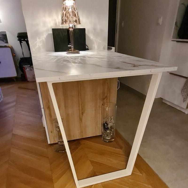 Ilot de cuisine blanc et marbre