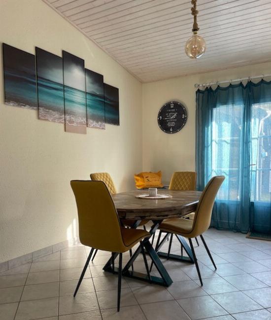 Table à manger avec un ancien plateau bois