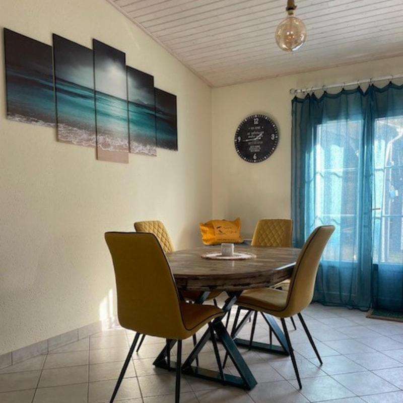 Table à manger avec un ancien plateau bois