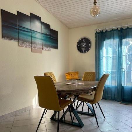 Table à manger avec un ancien plateau bois