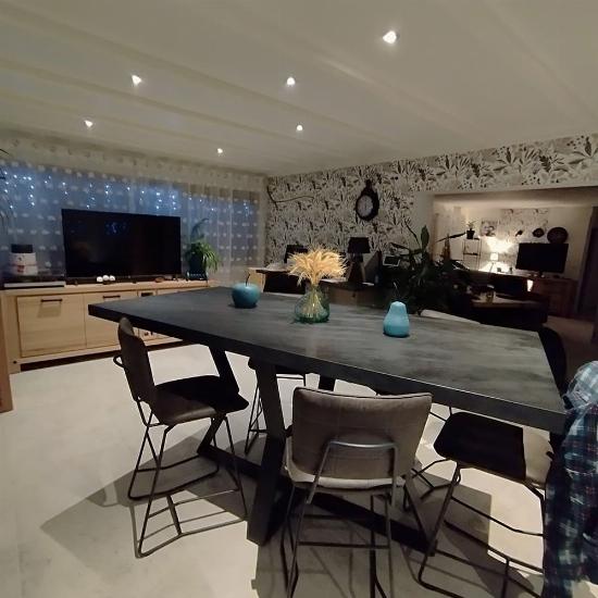 Table haute avec un pied central