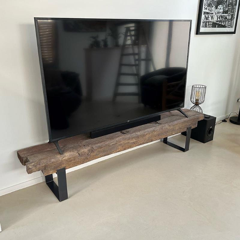 Meuble TV industriel avec poutre et pied acier