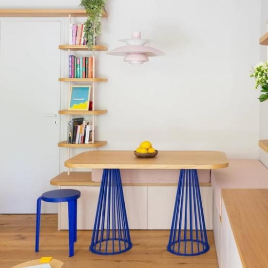 Table à manger avec banquette et pied coloré