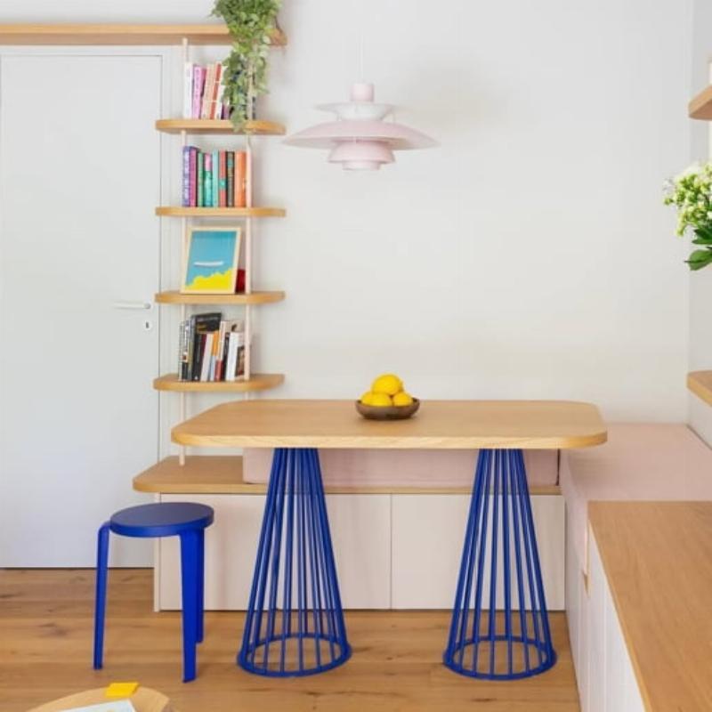 Table à manger avec banquette et pied coloré Table à manger avec banquette et pied coloré