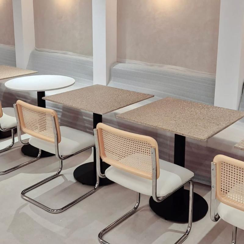 Table de restaurant avec pied bistrot