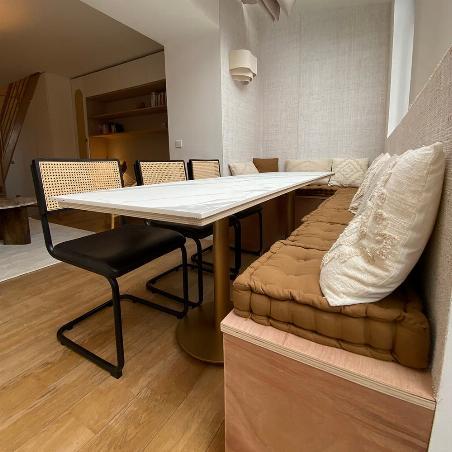 Table à manger dans un coin banquette