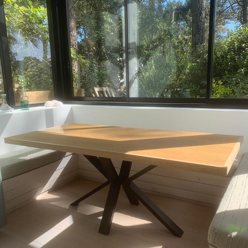 Table à manger avec pied central et assise en banquette