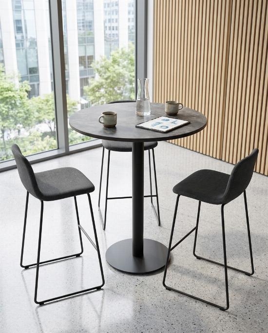 Table haute 2 personnes en HPL avec pied bistrot rond